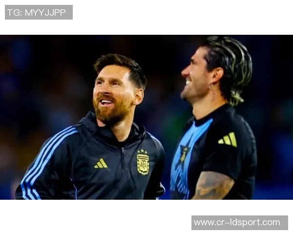 德保罗与梅西庆祝合照分享期待最后一步共同努力实现目标