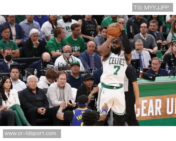 布朗回应质疑称将全力展现绿军篮球风格与实力